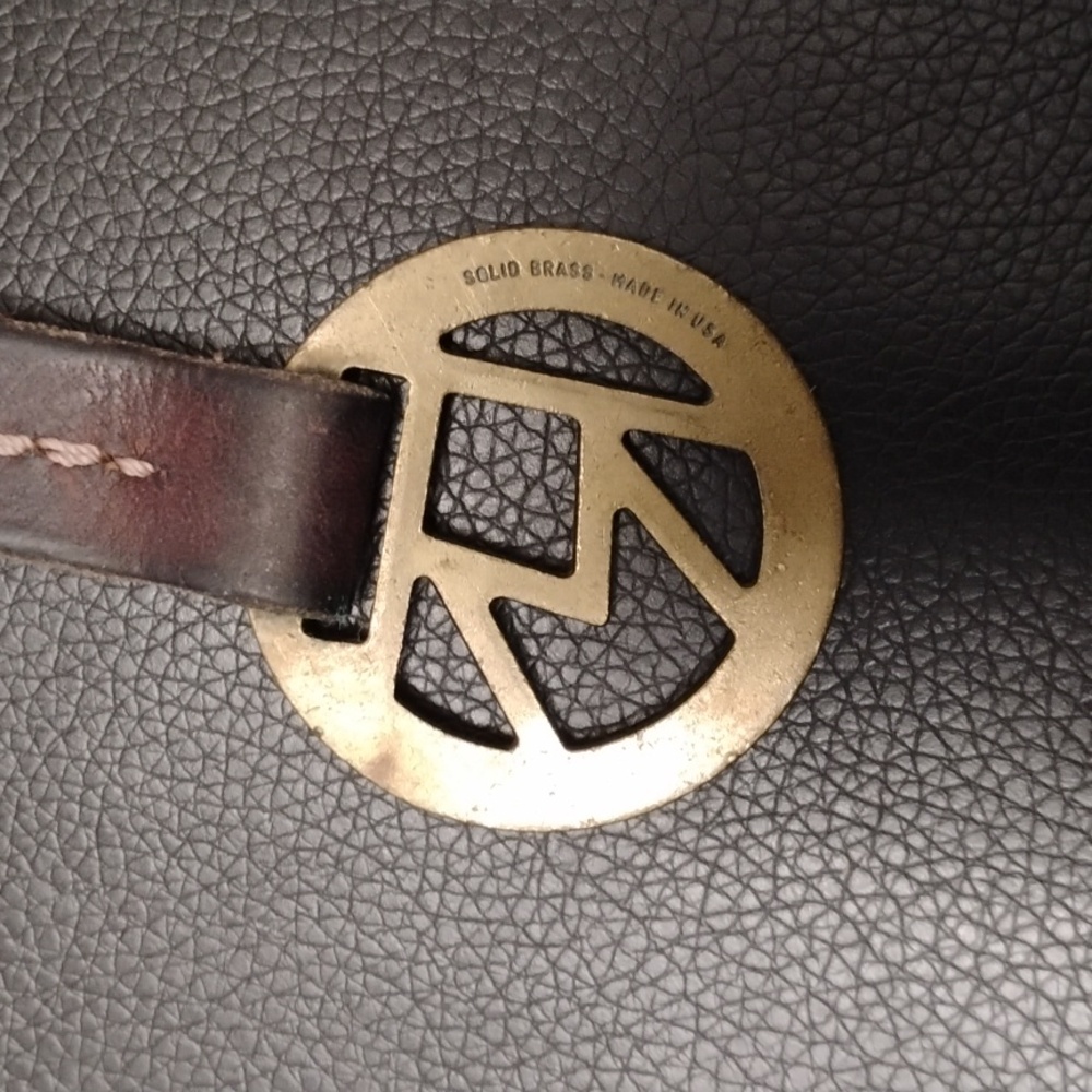 VINTAGE THE MARLBORO SOLID BRASS AND LEATHER KEY CHARM NRMINT CONDITION - Picture 4 of 5